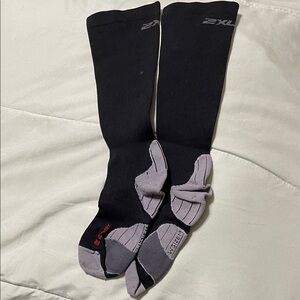 2XU Black Athletic Compression Socks with Gray Reinforced Soles